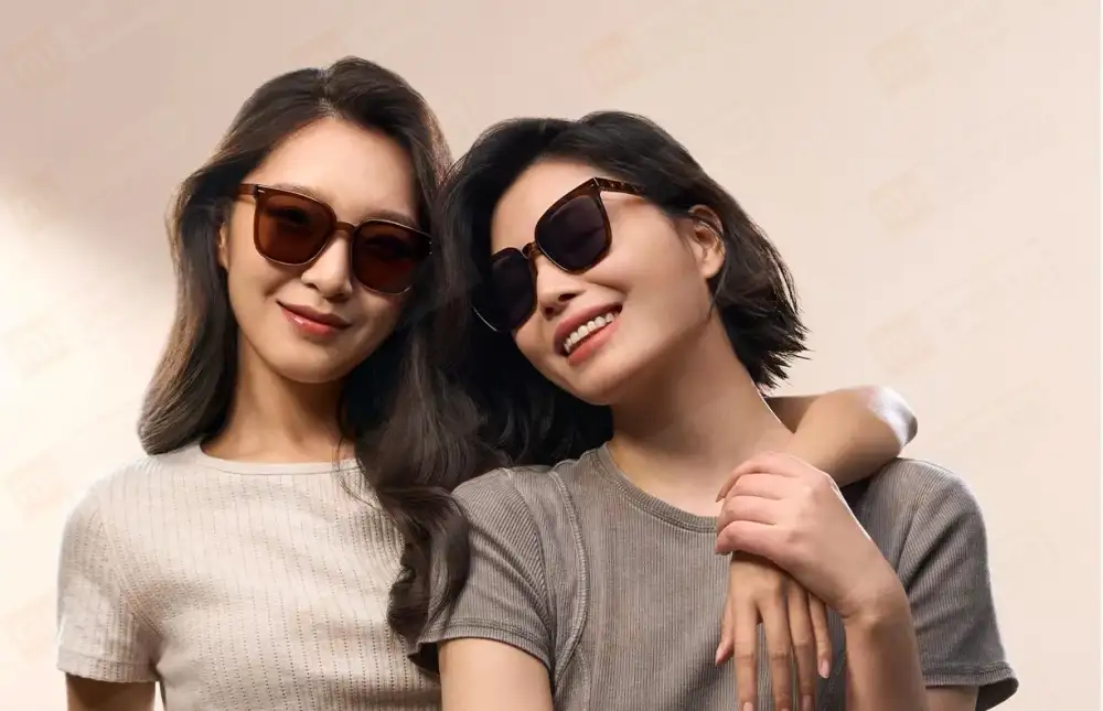 Xiaomi Mijia Sunglasses Outdoor Lifestyle Ladies wearing Xiaomi Mijia matte black polarized sunglasses outdoors